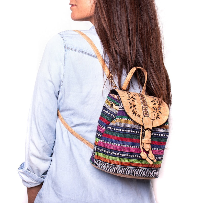 Laserschnitt-Bunter Rucksack aus Kork im Boho-Stil